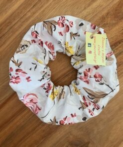 scrunchie λουλούδια σε λευκό