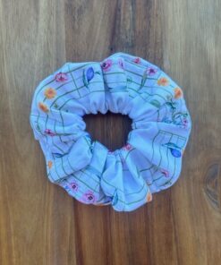 scrunchie λουλούδια σε πεντάγραμμο