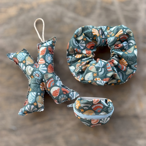 Σετ δώρου Μονόγραμμα - Scrunchie - Πορτοφολάκι - Image 2