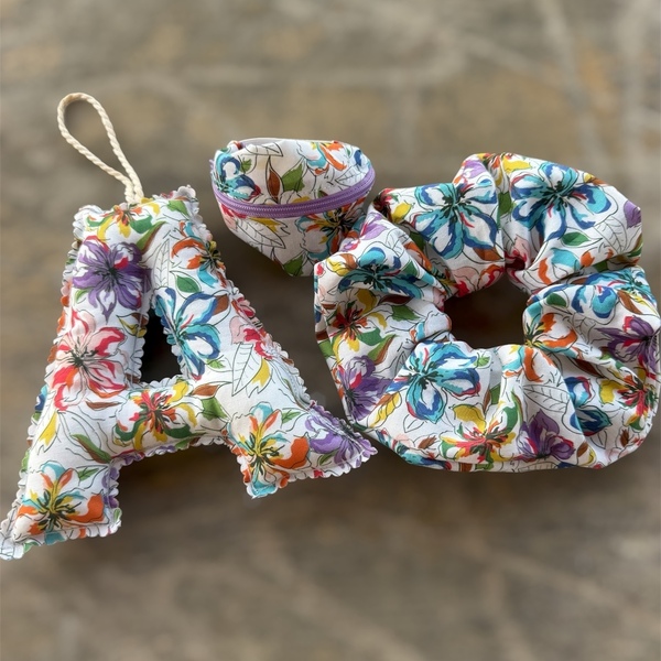 Σετ δώρου Μονόγραμμα - Scrunchie - Πορτοφολάκι - Image 3